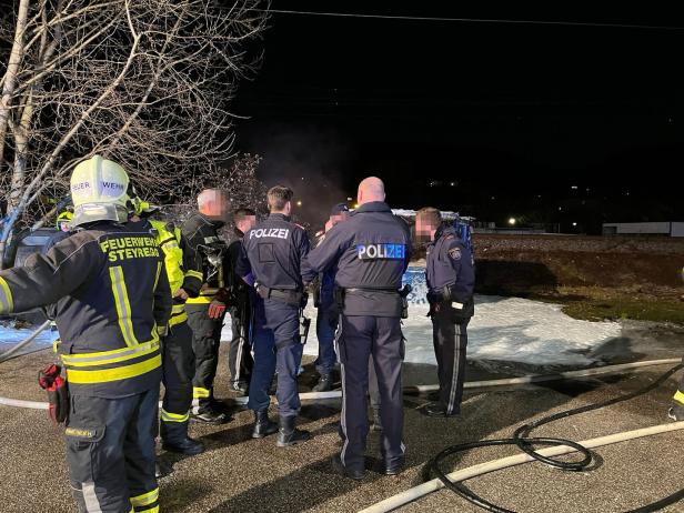 Feuerwehrfrauen bei Brand vor  Asylheim  in Steyregg belästigt