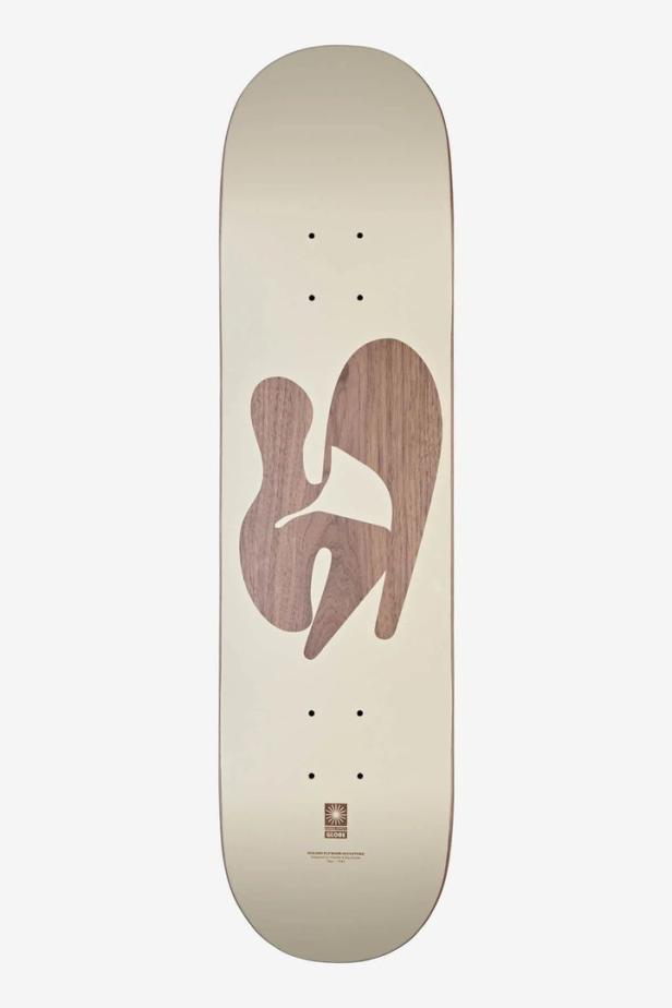 Ein Skateboard mit einem abstrakten Holzmuster auf beigem Grund.