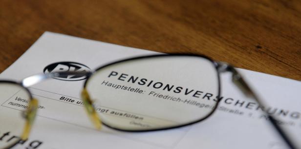 Eine Pensionsversicherung der R+V Versicherung, gesehen durch eine Brille.