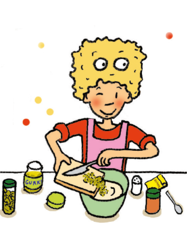 Eine Person mit blonden Haaren schneidet Gurken für einen Salat.