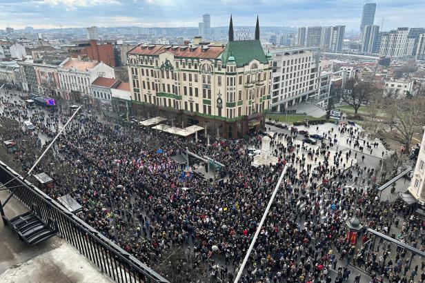 Tausende bei bisher größten Demo gegen Wahlergebnis in Serbien