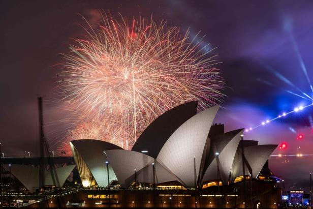 Feuerwerk schon Stunden vor Mitternacht in Sydney