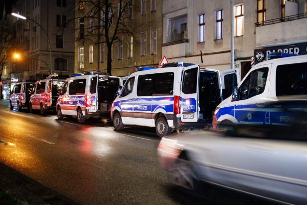 Mehrere Polizeiautos parken in einer Straße in Berlin