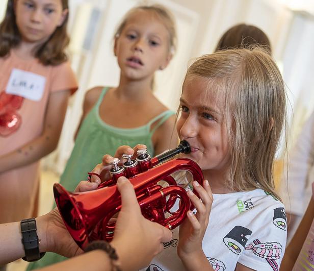 Ob Hörbücher, spannende Aktionstage in den Ferien oder eine TikTok-Challenge – das ganzjährige Vermittlungsprogramm bringt Bruckner auch Kindern näher. Infos: www.anton-bruckner-2024.at