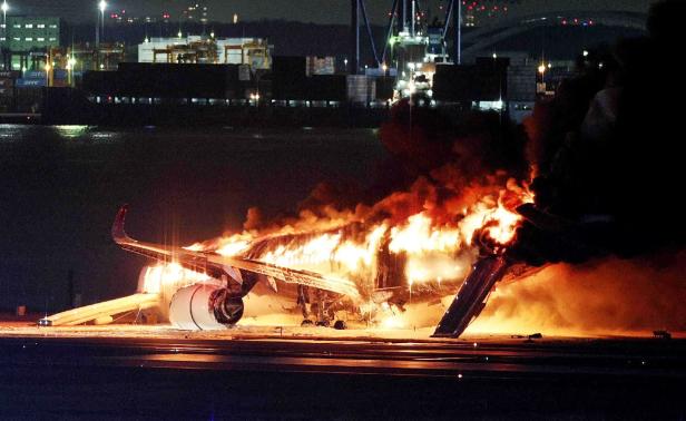 Flugzeugzusammenstoß in Tokio: 5 Tote bei Großbrand