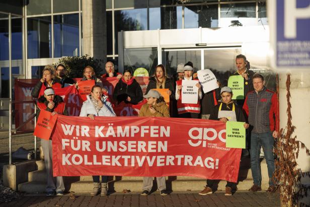 Streikende Handelsangestellte am 18. Dezember 2023 im Shopping Nord in Graz.