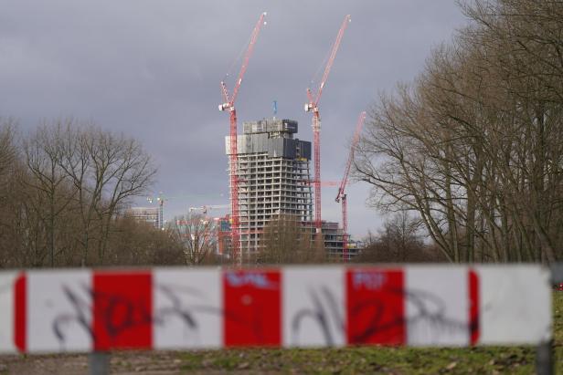 Der Elbtower in Hamburg: Die Baustelle steht seit der Signa-Insolvenzen still.