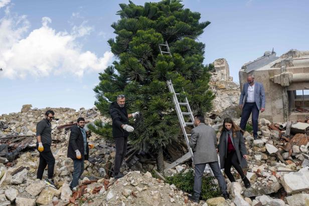 Eine Griechisch Orthodoxe Kirche in Hatay, die beim Beben im Februar 2023 zerstört wurde. Die Menschen feierten dennoch Weihnachten vor Ort (Foto aufgenommen am 24. Dezember 2023).