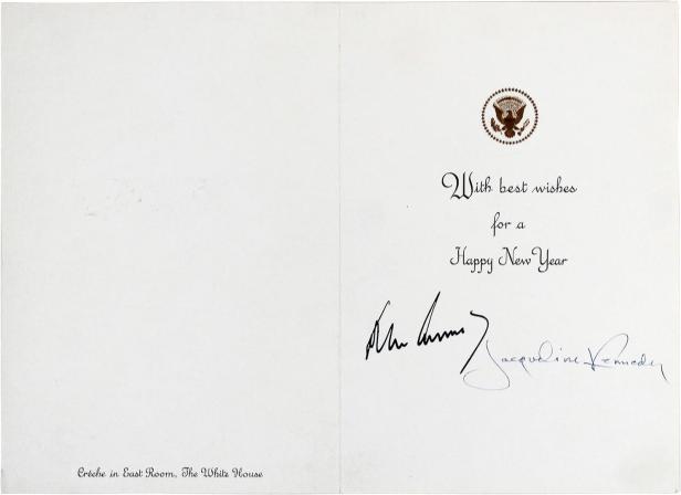 Eine Neujahrskarte des Weißen Hauses mit Unterschriften von John und Jacqueline Kennedy.