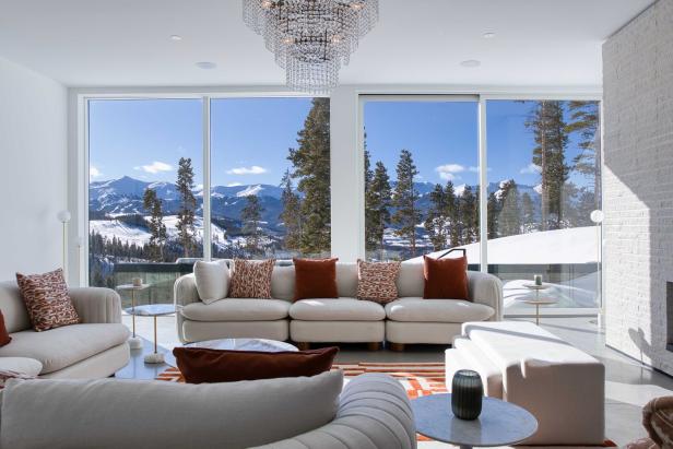 Wohnzimmer mit Fernblick auf verschneite Berge