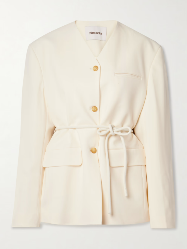 Ein cremefarbener Blazer mit einem Stoffgürtel von Nanushka.