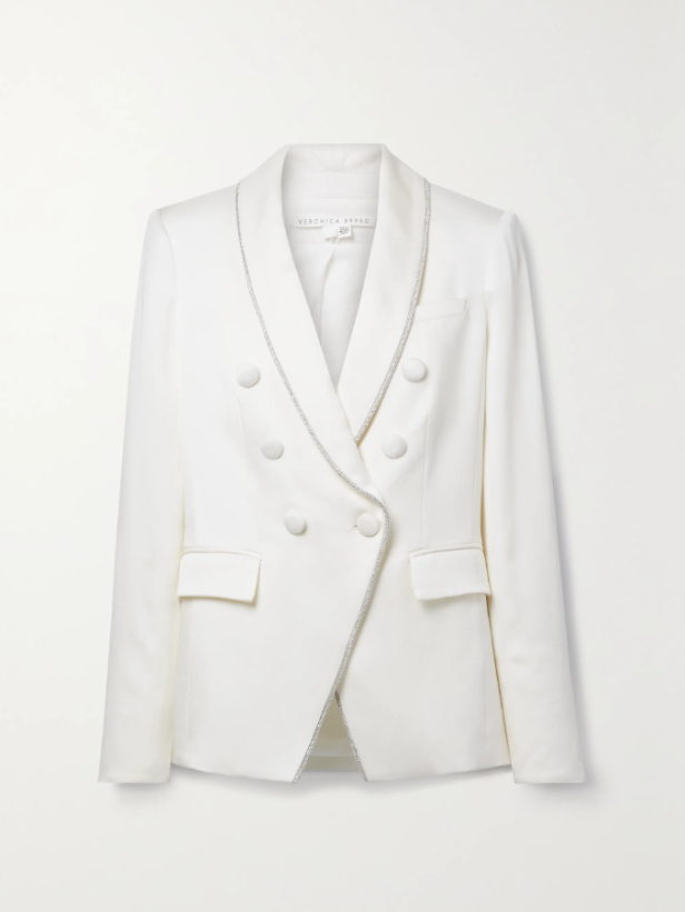 Ein weißer Blazer mit silberfarbenen Akzenten.