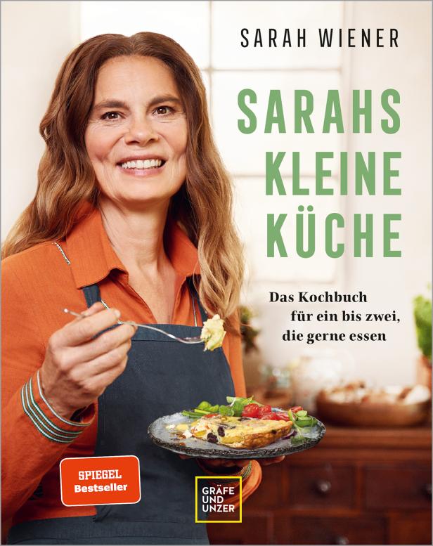 Das Cover von Sarah Wieners Kochbuch „Sarahs kleine Küche“ mit einem Foto der Autorin.