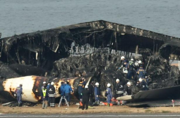 Flugzeugzusammenstoß in Tokio: Piloten hatten keinen "Sichtkontakt"