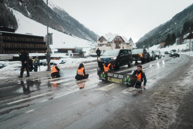 Letzte Generation protestierte auf dem Weg zum Skigebiet Ischgl