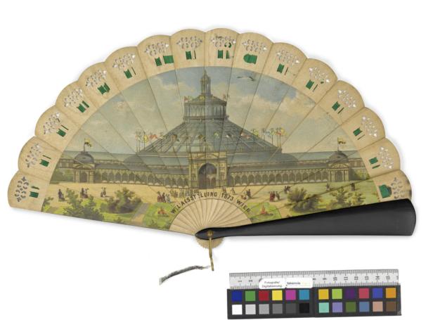 Ein Fächer zeigt eine Illustration der Weltausstellung 1873 in Wien.