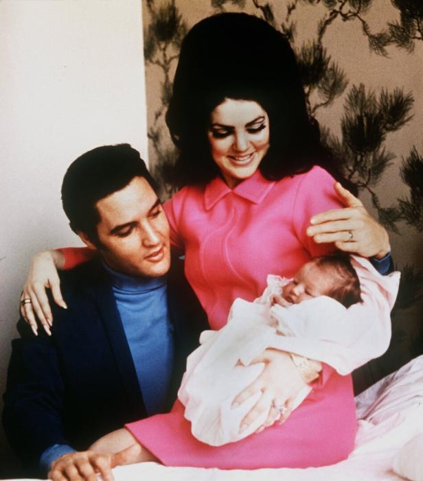 Elvis Presley und Priscilla mit ihrem neugeborenen Baby.