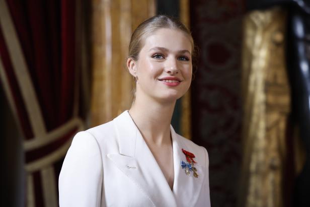 Prinzessin Leonor von Spanien in einem weißen Blazer mit Orden.