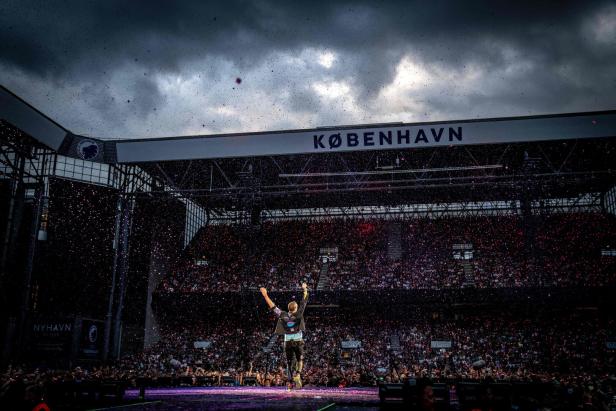 Chris Martin, Frontsänger der britischen Band Coldplay, am 5. Juli 2023 bei einem Konzert im Parken Stadion in Kopenhagen.