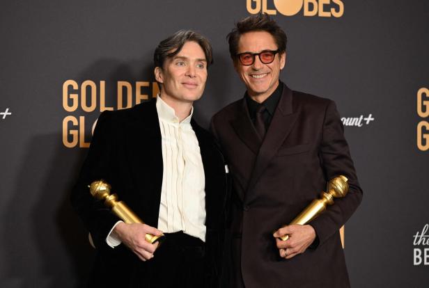 Der irische Schauspieler Cillian Murphy und US-Schauspieler Robert Downey Jr. zeigen ihre Preisstatuen bei den Golden Globes.