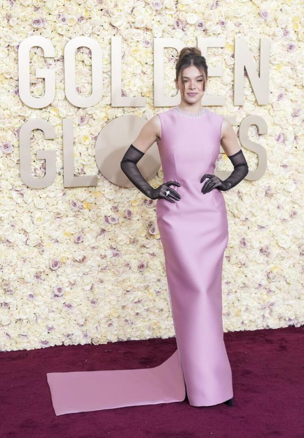 Hailee Steinfeld in einem rosa Kleid bei den Golden Globes.