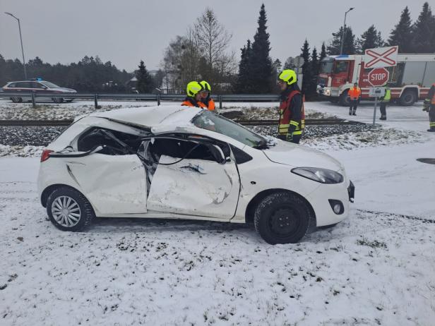 NÖ: Pkw-Lenker überstand Crash mit Zug ohne Verletzungen