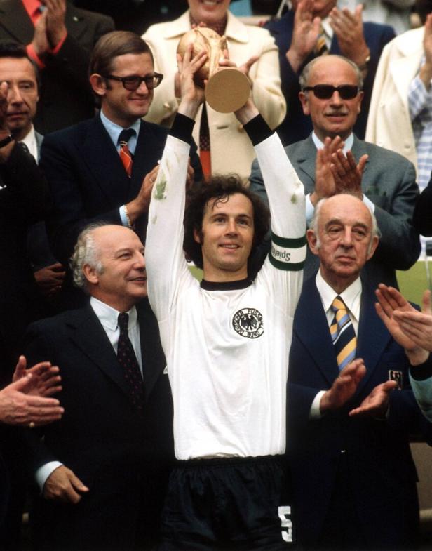 Beckenbauer mit dem WM-Pokal 1974