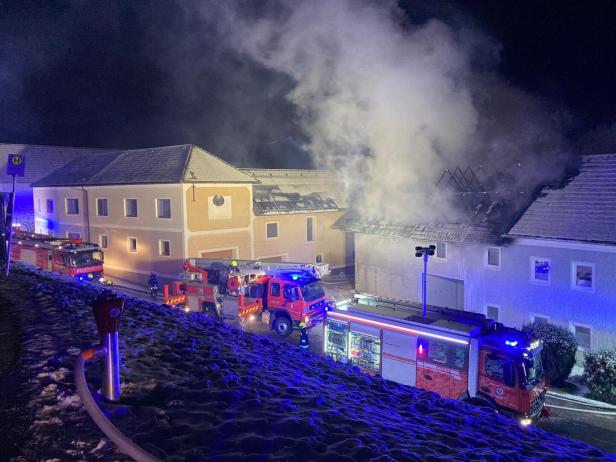 NÖ: Acht Feuerwehren kämpften bei klirrender Kälte gegen Großbrand
