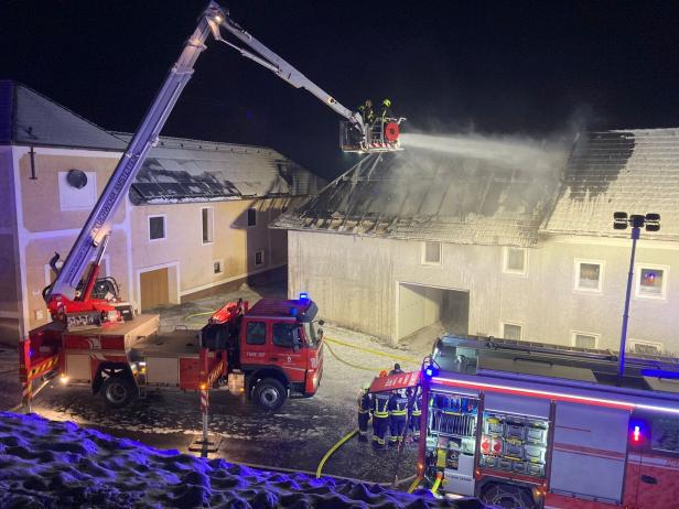 NÖ: Acht Feuerwehren kämpften bei klirrender Kälte gegen Großbrand