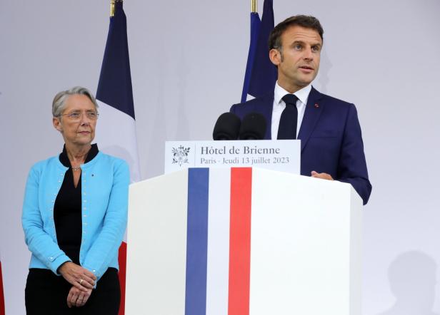 Die zurückgetretene Regierungschefin Elisabeth Borne und Frankreichs Präsident Emmanuel Macron