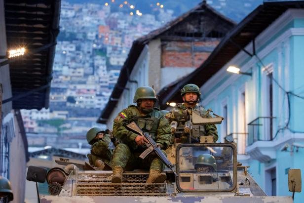 Soldaten patrouillieren in gepanzerten Fahrzeugen im historischen Zentrum der Hauptstadt Quito, Ecuador, 9. Jänner 2023.