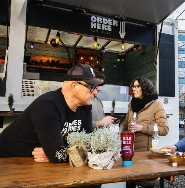 Pommes, Burger, Currywurst: Foodtruck in der Tabakfabrik in Linz