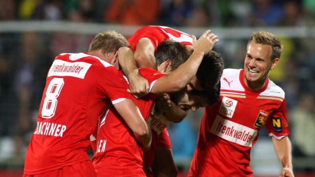Bundesliga anno 2011: Ex-Mäzen Stronach hat auch in Wr. Neustadt kein neues Stadion hinterlassen. Quo vadis, Niederösterreich?