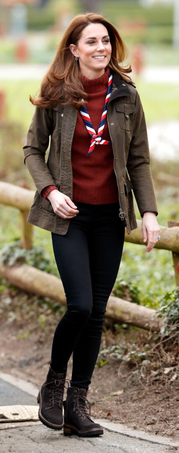 Prinzessin Kate trägt eine Barbour-Jacke und ein Pfadfindertuch.