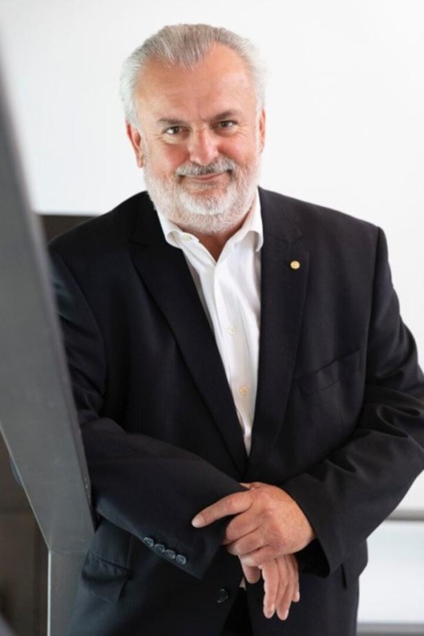 Peter Engert im Anzug posiert für ein Porträt.