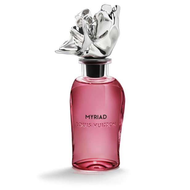 Eine Flasche „Myriad“ von Louis Vuitton mit rosafarbenem Inhalt und silberfarbenem Verschluss.