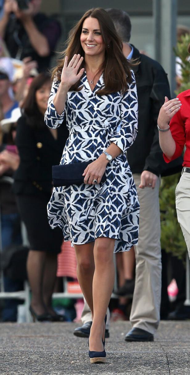 Catherine, Princess of Wales, winkt in einem blau-weiß gemusterten Kleid.