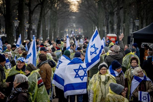 Eine pro-israelische Demo gleichzeitig zur Anhörung vor dem Internationalen Gerichtshof in Den Haag.