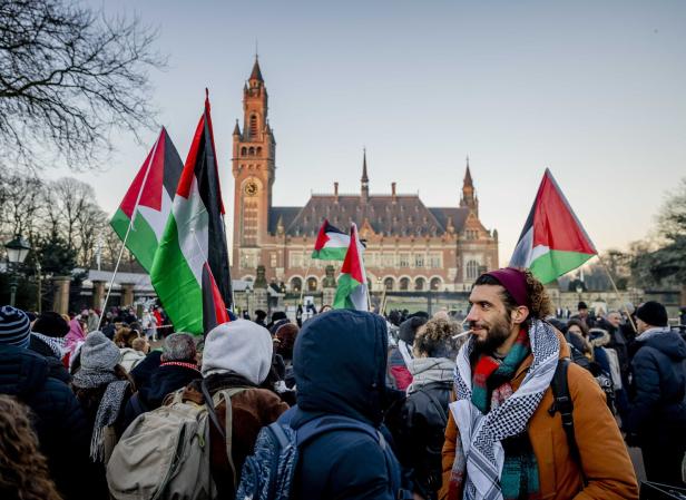 Eine pro-palästinensische Demo gleichzeitig zur Anhörung vor dem Internationalen Gerichtshof in Den Haag.