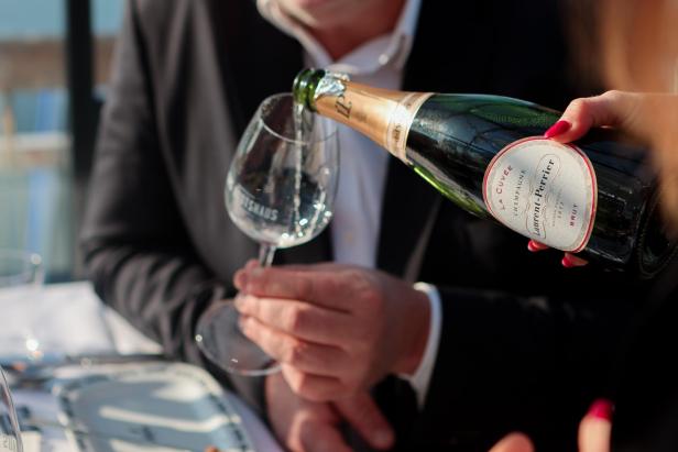 Champagner der Marke Laurent-Perrier wird in ein Glas gegossen.