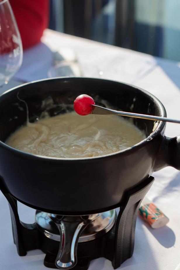 Obst mit Käsefondue schmeckt besonders gut.