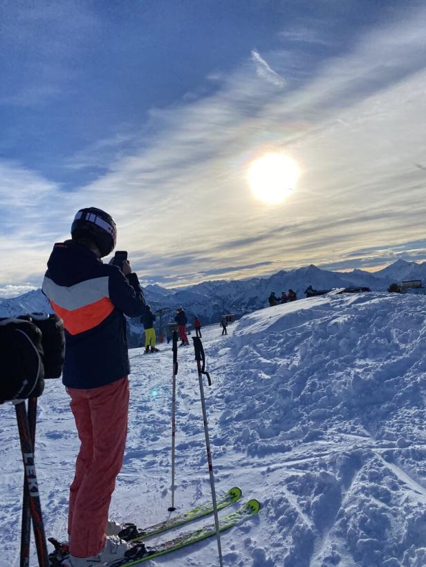Bergpanorama Zillertal Tirol, Skifahrer im Schnee