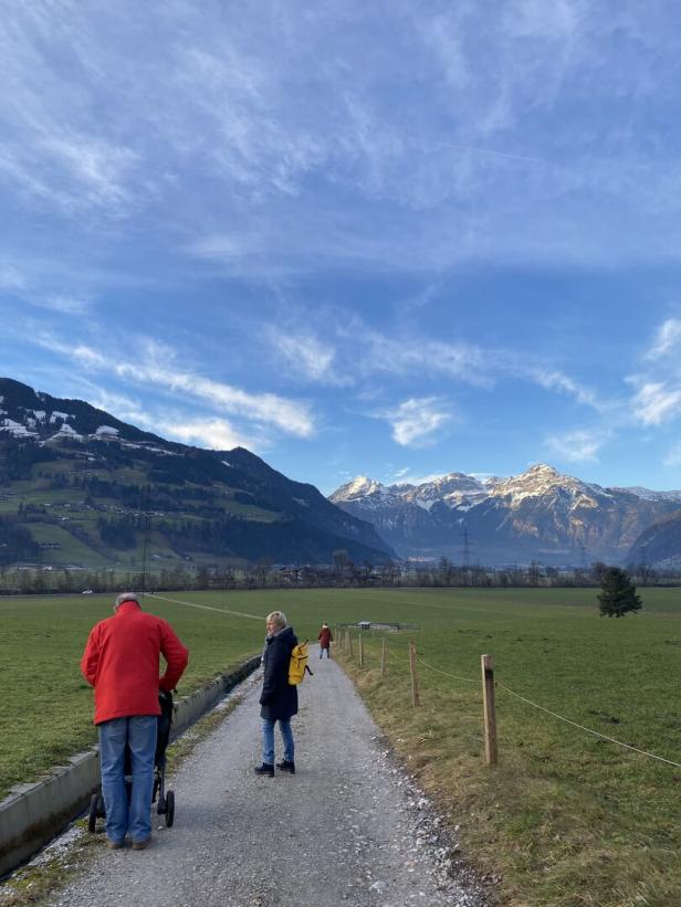 Bergpanorama, Familie bei Spaziergang im Zillertal, Berge im Hintergrund