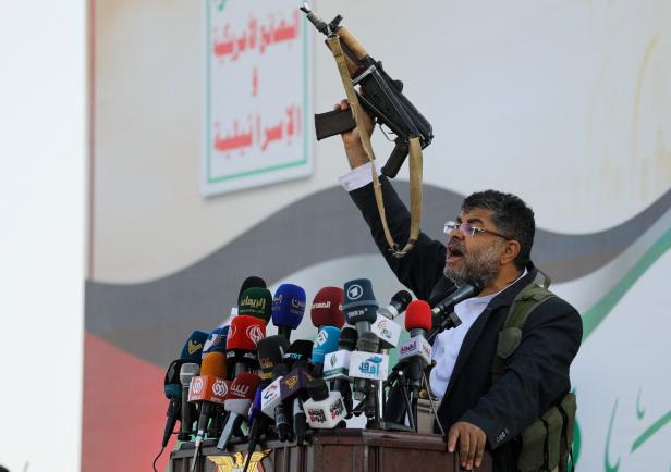Ein Houthi-Unterstützer nach den Angriffen von USA und Großbritannien, 12. Jänner 2024.
