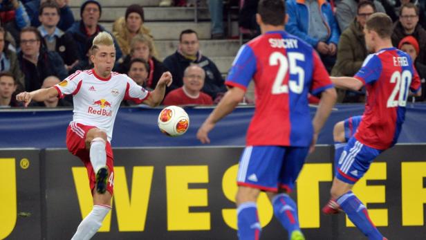 Ein Fußballspieler von Red Bull Salzburg schießt den Ball.