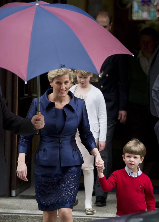 Sophie, Herzogin von Edinburgh, hält die Hand ihres Sohnes unter einem Regenschirm.