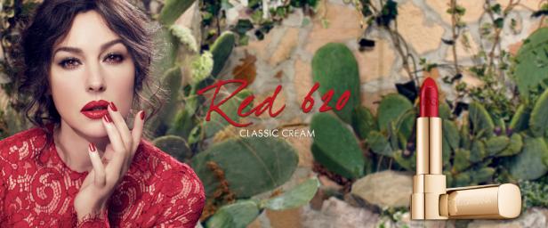 Monica Bellucci wirbt für den roten Lippenstift „Red 620 Classic Cream“ von Dolce & Gabbana.