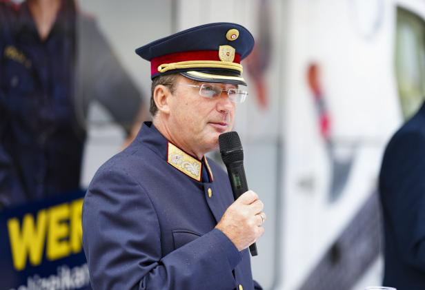 Landespolizeipräsident Pürstl befürwortet Waffenverbot im öffentlichen Raum