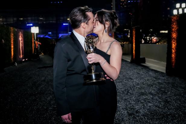 Heiße Küsse und ein Babybauch bei den Emmys 2024