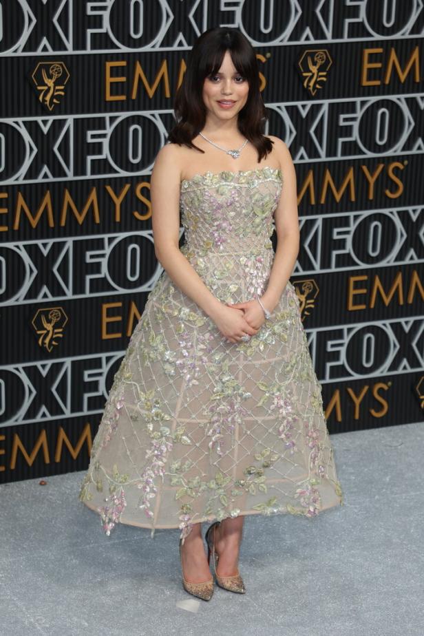 Jenna Ortega in einem verzierten, trägerlosen Kleid auf dem roten Teppich.